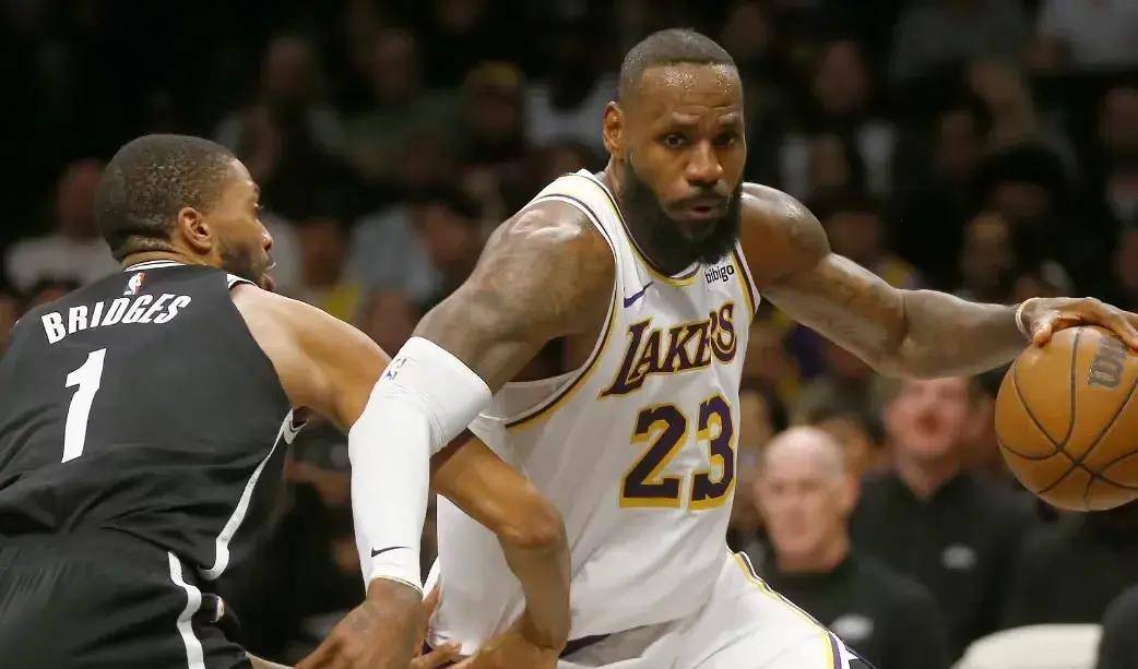 随机詹姆斯在篮网比赛中惊险取胜，比分优势明显引发热议！